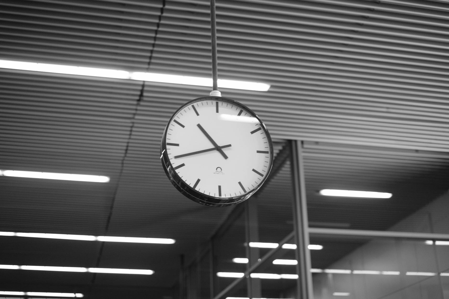 World clock showing different time zones representing global financial markets